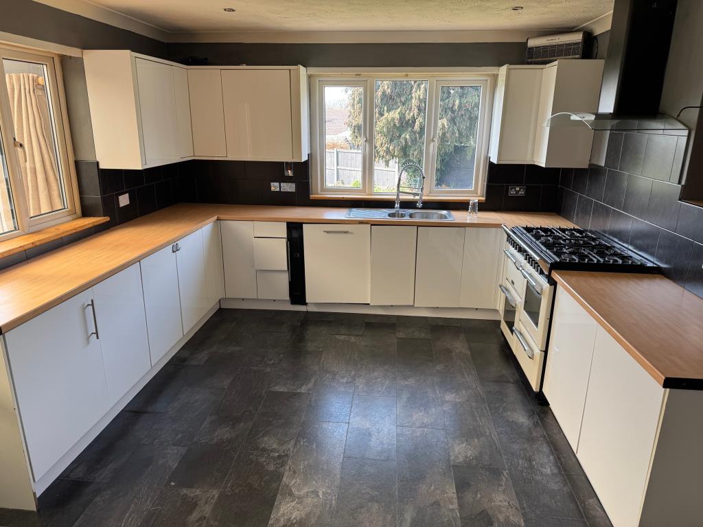 Lot: 124 - DETACHED BUNGALOW ON GOOD SIZE PLOT WITH BRICK OUTBUILDING - Kitchen - view 1